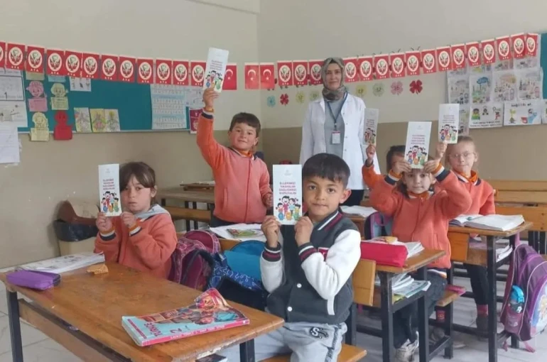 Sağlık ekipleri okul okul gezip hijyeni anlattı 
