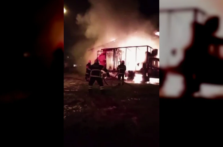 Sağlık ocağı ve kanser tarama aracı yandı 