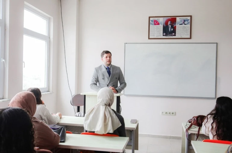 Sağlık öğrencilerine ilk ders İl Sağlık Müdürü Çavdar’dan 