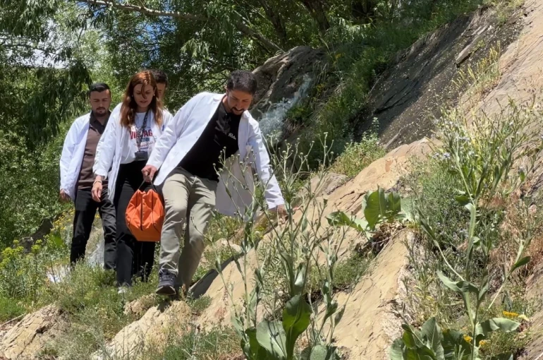 Sağlık ordusu İran sınırında kavurucu sıcağa ve sarp araziye meydan okuyor 