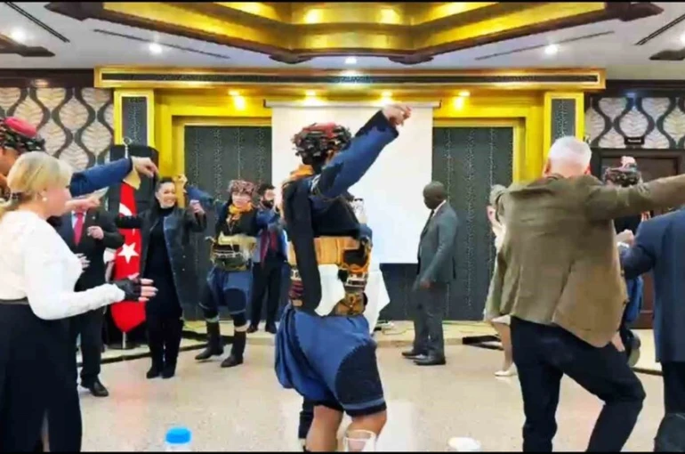 Sağlık Turizmi konferansında Büyükelçiler ‘Zeybek’ oynadı 