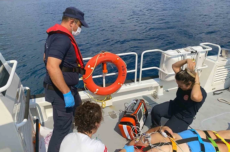 Sahil Güvenlik 2 tekneden 2 vatandaşın tıbbi tahliyesini gerçekleştirdi 