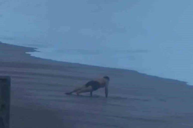 Sahilde şınav çekti, 2 metrelik dalgaları görünce koşarak kaçtı 