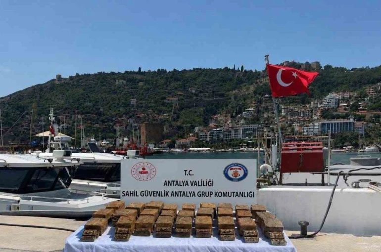 Sahile vuran şüpheli paketten 40 milyon TL’lik macun esrar çıktı 