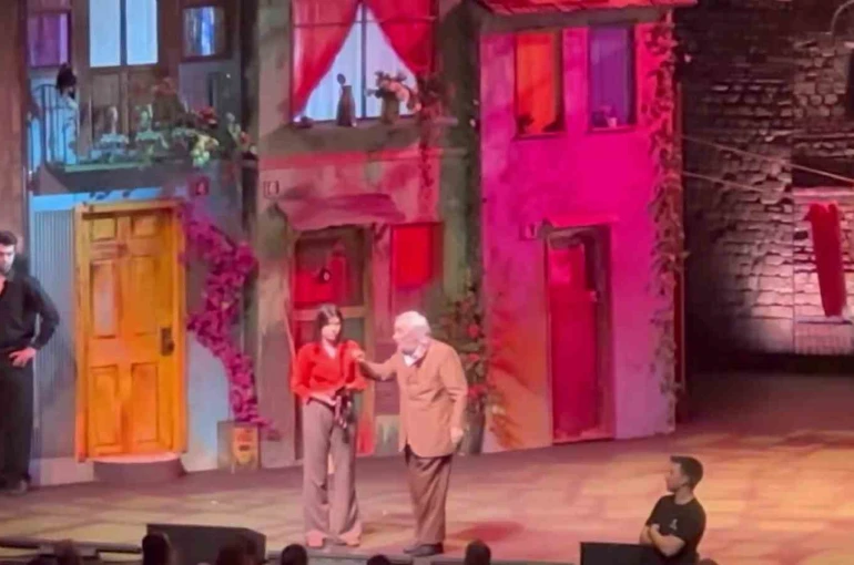 Sahnede fenalaşan Müjdat Gezen hastaneye kaldırıldı 