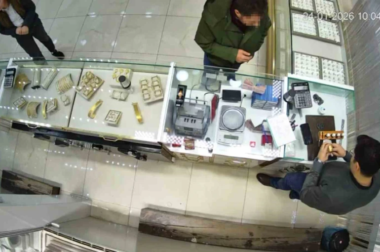Sahte bilezikleri verip pazarlıkla fazla altın almak isterken yakalandı 