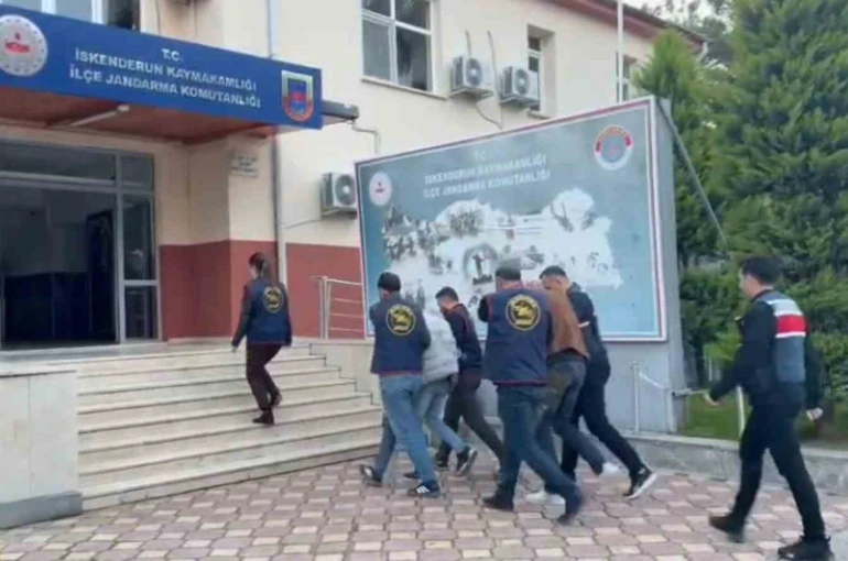 Sahte kimlikle kendini savcı ve polis olarak tanıtan dolandırıcıları aç gözlülükleri ele verdi 
