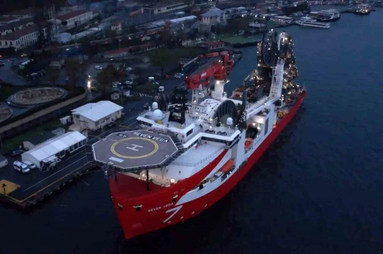 Sakarya gaz sahasında Faz 2 çalışmalarında denizaltına boru hattı kuracak Seven Vega havadan görüntülendi 