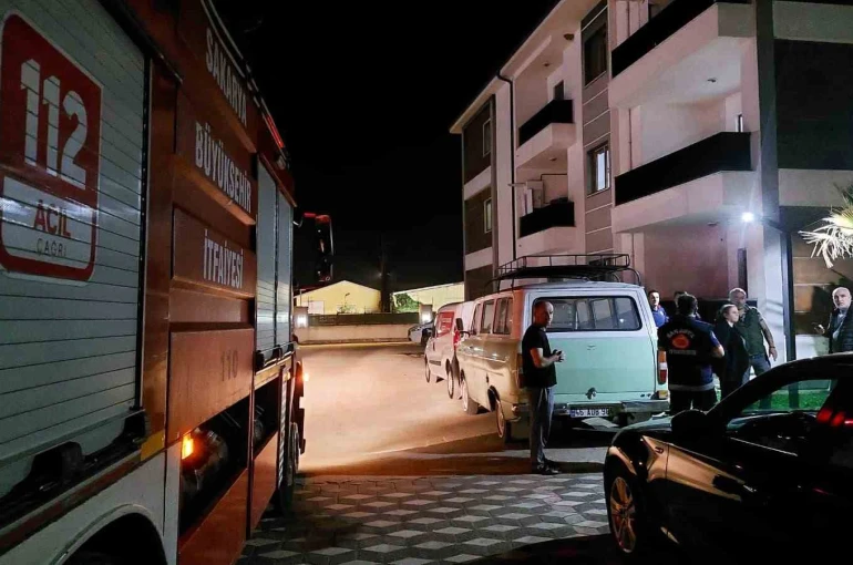 Sakarya’da 4 yaşındaki çocuk evde kilitli kaldı, itfaiye balkondan girdi 