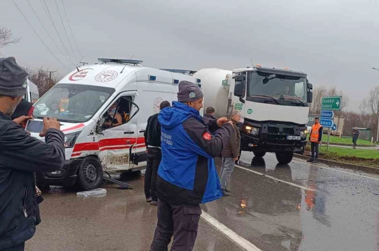 Sakarya’da ambulans ile işçi servisi çarpıştı: 11 yaralı