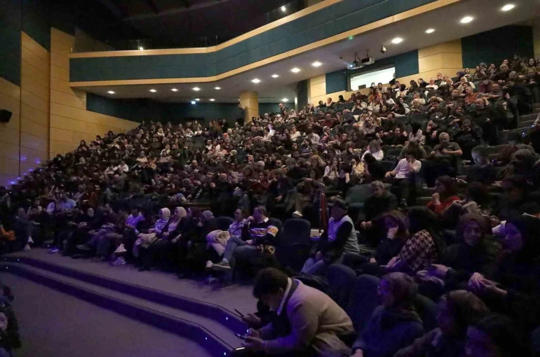 Sakarya’da "Güne Bakan Cam Kırıkları" oyunu sahnelendi 