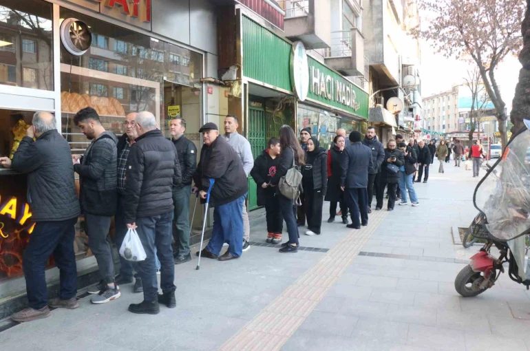 Sakarya’da ilk iftar öncesi metrelerce pide kuyruğu 