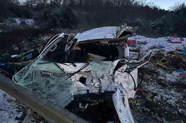 Sakarya’da kamyonet takla attı: Baba ve oğlu yaralandı 