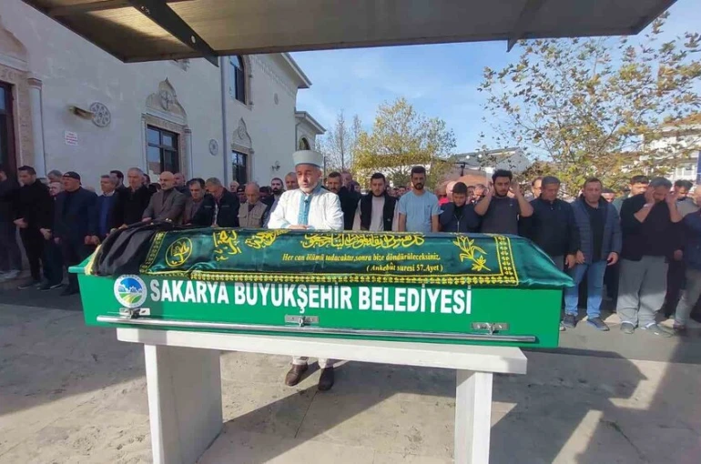 Sakarya’da kazada hayatını kaybeden yaşlı kadın son yolculuğuna uğurlandı 