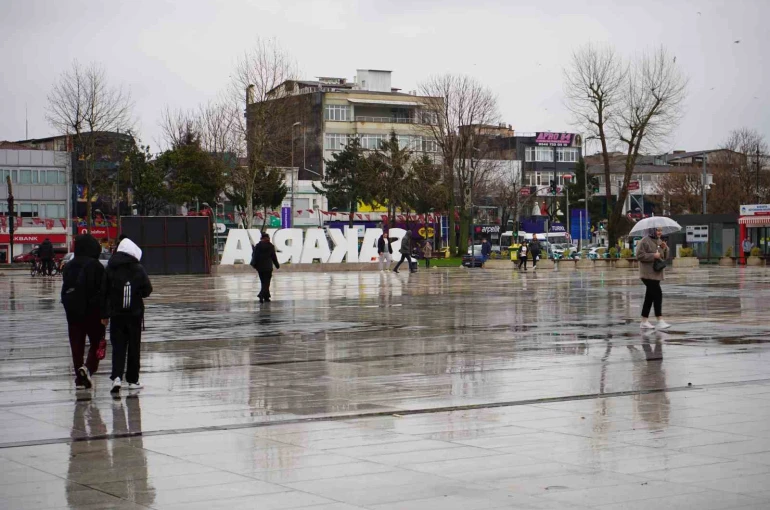 Sakarya’da şehir merkezinde yağmur, yüksek kesimlerde kar etkili oluyor 