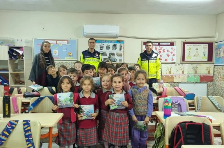 Salavatlı İlkokulu öğrencilerine jandarmadan trafik eğitimi 