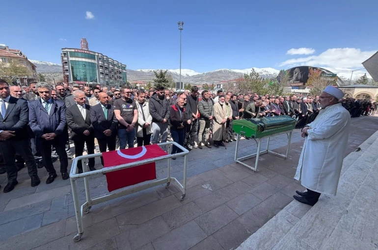 Saldırıda hayatını kaybedenler için Erzincan’da gıyabi cenaze namazı kılındı 