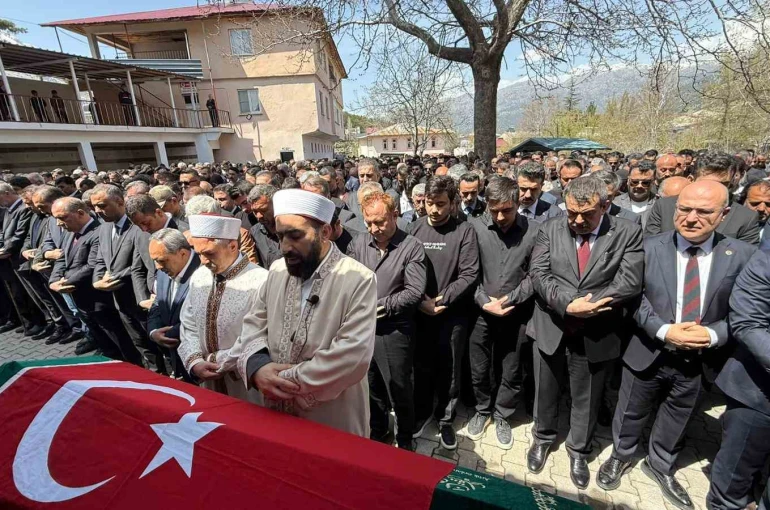 Saldırıda öğrencilerine siper olan öğretmen, gözyaşlarıyla son yolculuğuna uğurlandı 