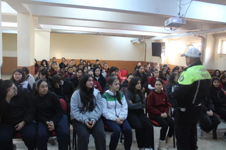 Salihli’de lise öğrencilerine hayat kurtaran trafik eğitimi 
