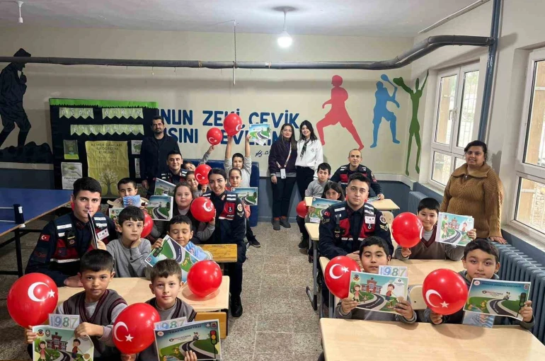 Salihli’de minik öğrenciler jandarmayı yakından tanıdı 