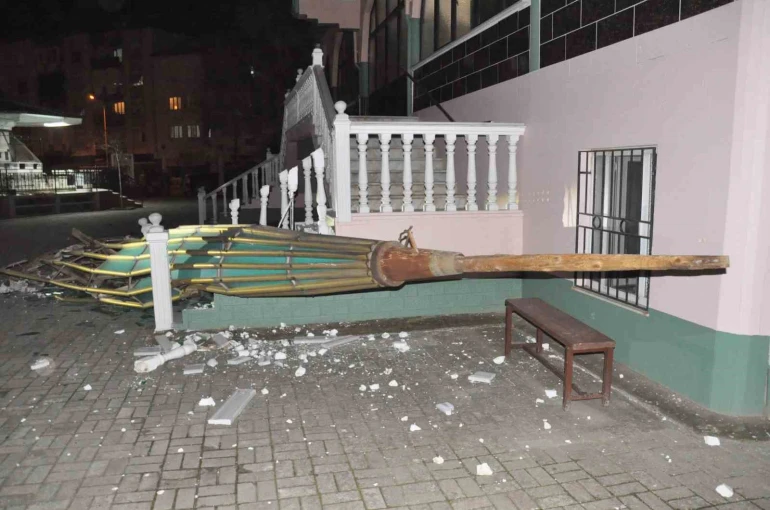 Salihli’yi fırtına vurdu: Minarenin külahı koptu, çok sayıda ağaç devrildi 