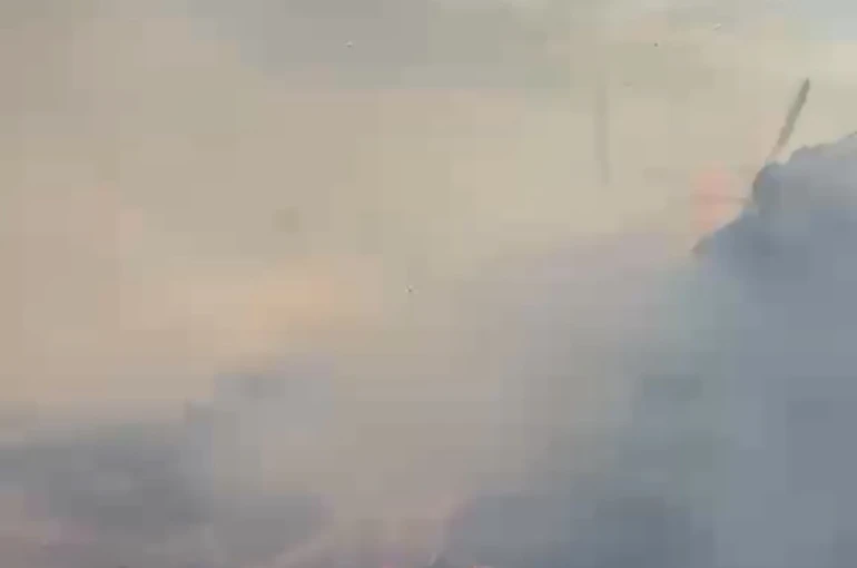 Saman balyalarında çıkan yangın eve sıçradı 