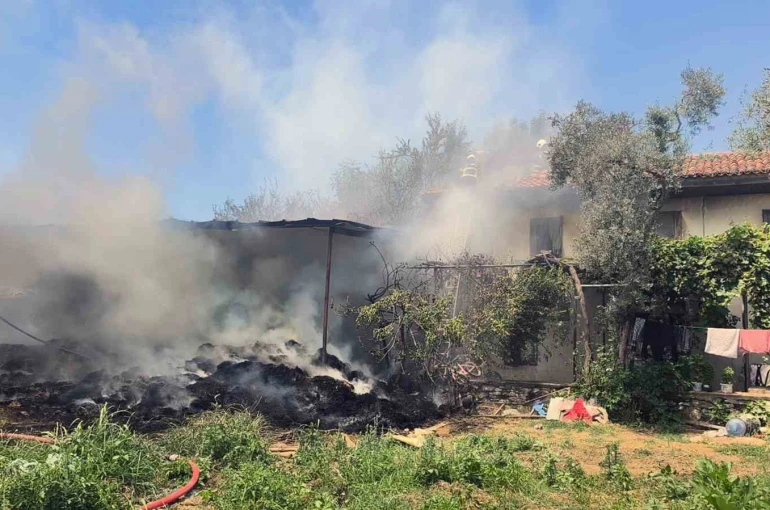Saman balyalarından başlayan yangın eve sıçradı 