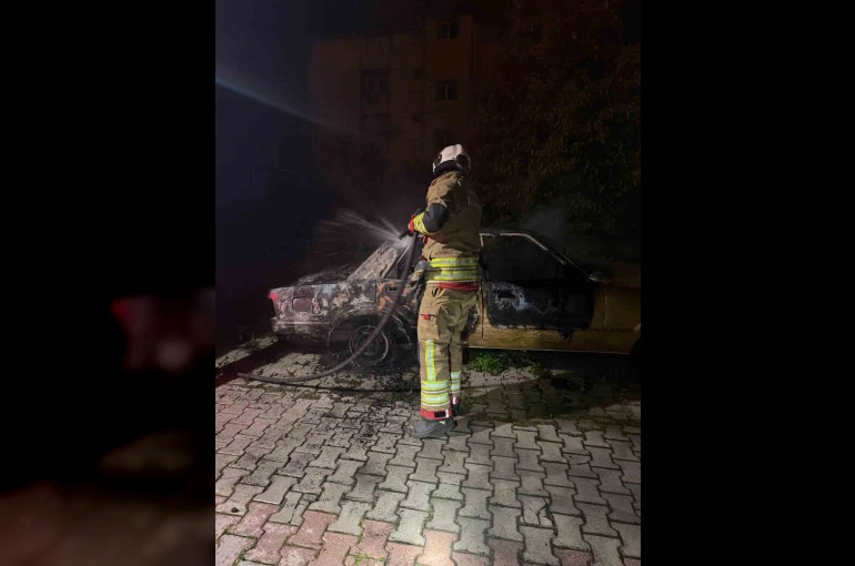 Samandağ’da yanan FİAT TOFAŞ kullanılmaz hale geldi 