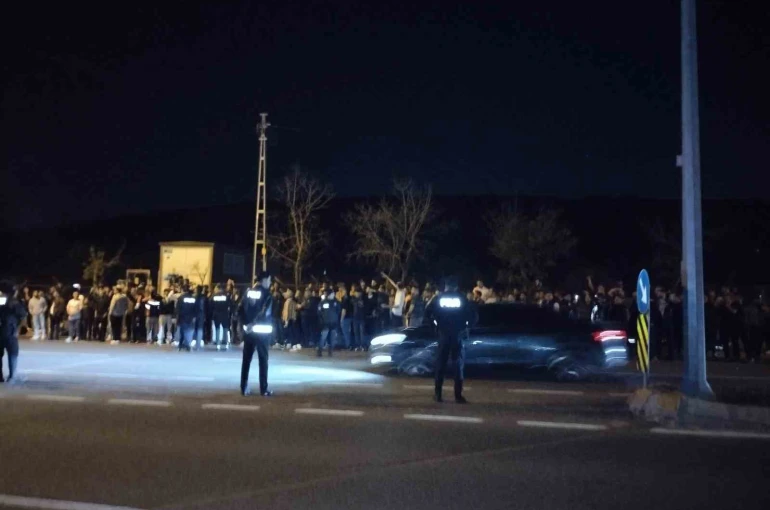 Samandıra’da Fenerbahçeli taraftarlar yönetim ve futbolculara tepki gösterdi 