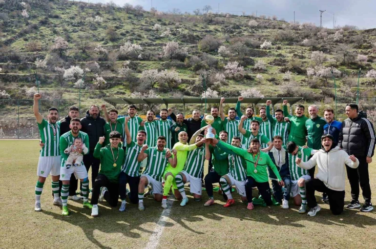 Şampiyon Kayseri Şekerspor kupasını aldı 