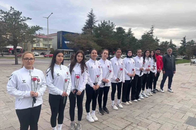 Şampiyon oldular, unutmadılar: 10 can için karanfil bıraktılar 