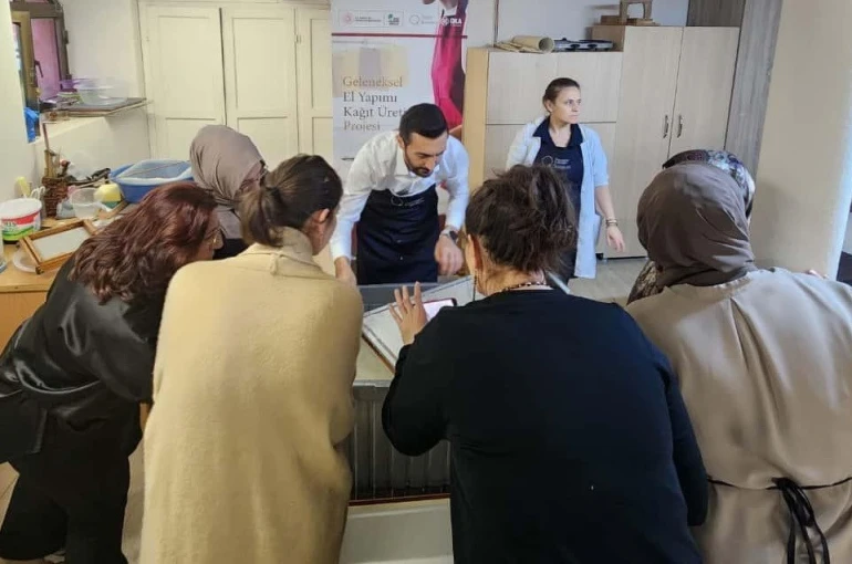 Samsun Olgunlaşma Enstitüsü’nde kenevir lifinden geleneksel kağıt yapımı eğitimi