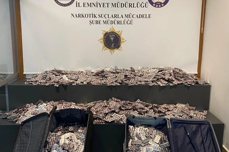 Samsun polisi otogardaki valizlerden 55 bin 860 uyuşturucu hap ele geçirdi 