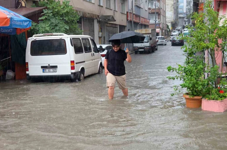 Samsun sağanağa teslim: Canik’te yollar göle döndü 