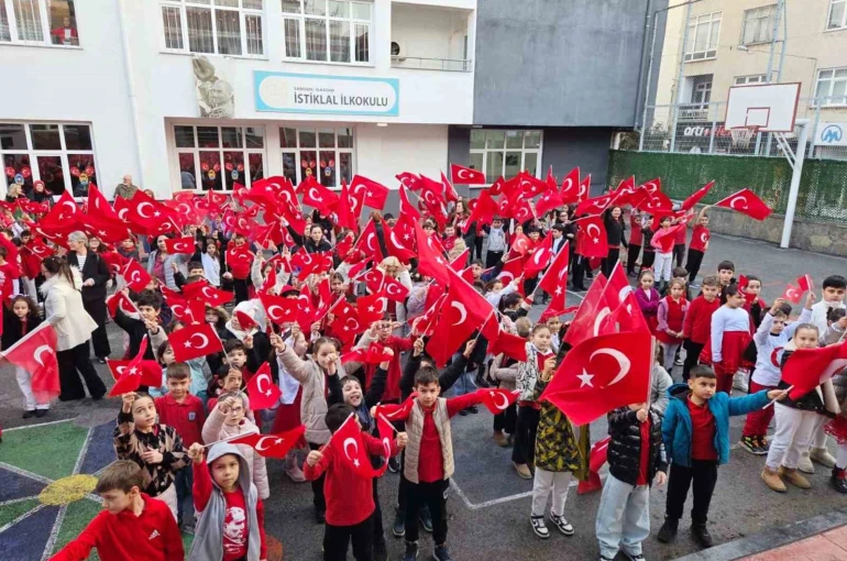 Samsun’da 253 bin öğrenci "Bayrak Sevgisi" temasıyla ders başı yaptı 
