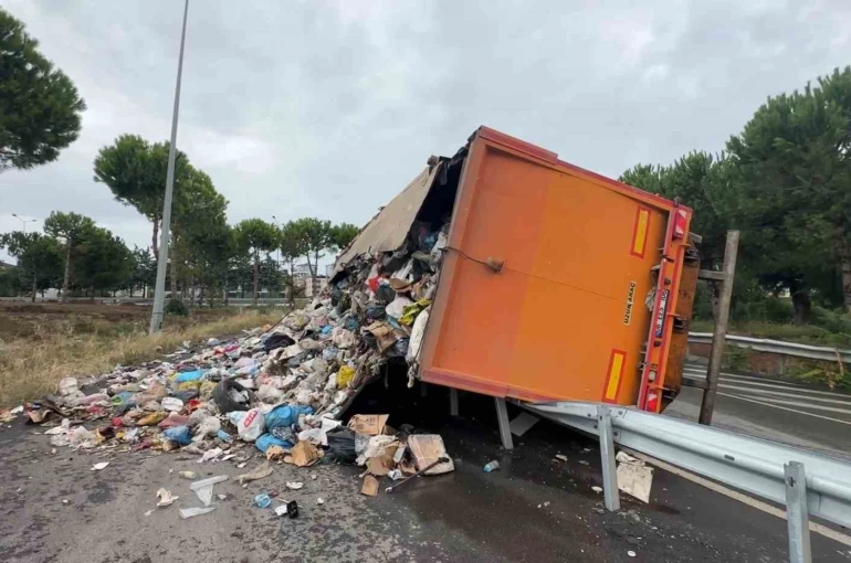 Samsun’da çöp yüklü tır devrildi, çöpler yola savruldu 