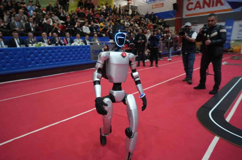 Samsun’da genç kaşifler robotlarıyla sahnede 