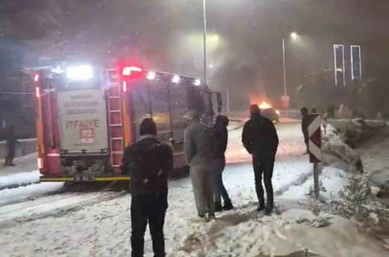 Samsun’da karlı yokuşta cip alev aldı 