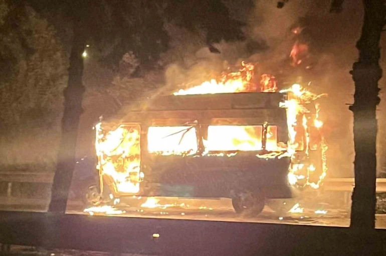 Samsun’da minibüs alev alev yandı 