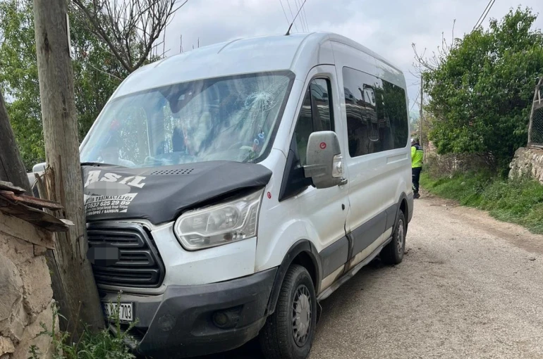 Samsun’da öğrenci servisi direğe çarptı: 12 yaralı 