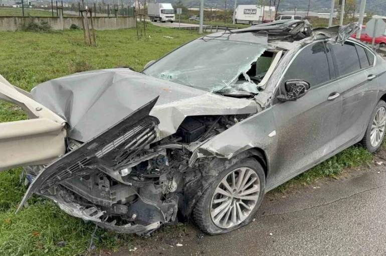 Samsun’da otomobil kamyonete çarpıp bariyere girdi: 3 yaralı 