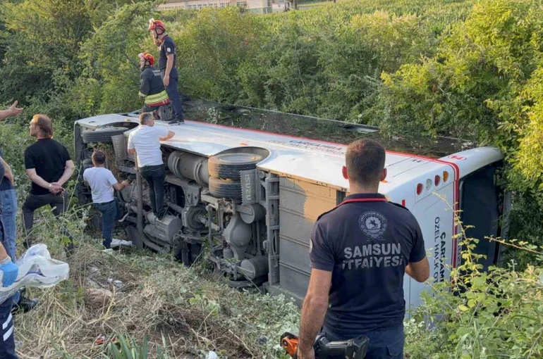 Samsun’da özel halk otobüsü devrildi: 21 yaralı