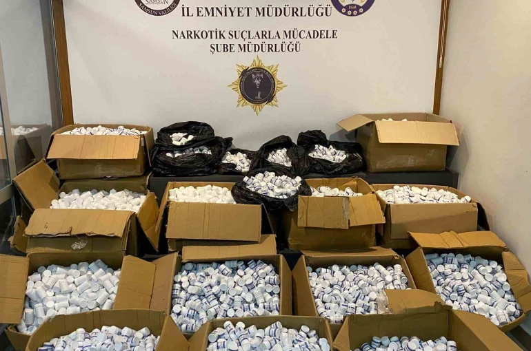 Samsun’da peş peşe giden 3 araçtan 350 bin uyuşturucu hap ele geçirildi