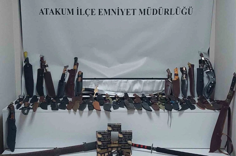 Samsun’da polis ruhsatsız silah ve çok sayıda bıçak ele geçirdi