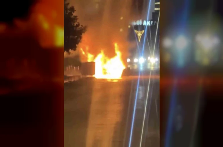 Samsun’da seyir halindeki otomobil alev topuna döndü 