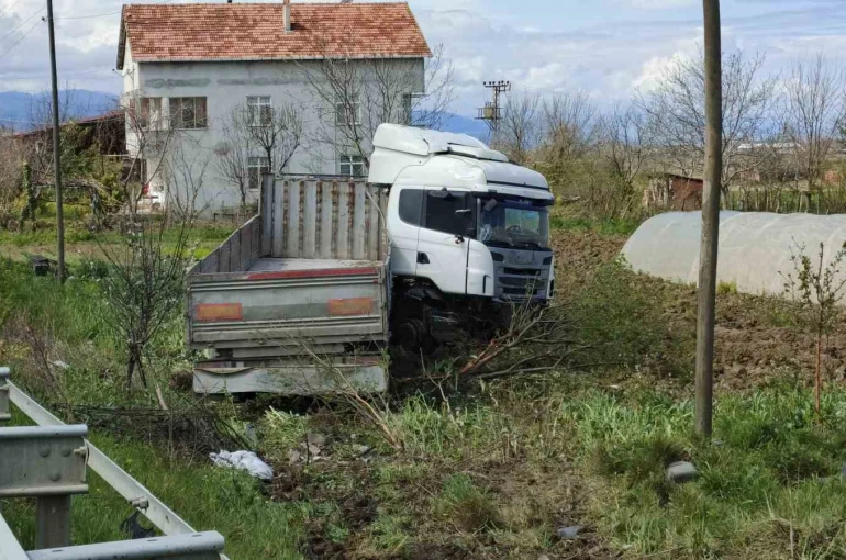 Samsun’da tır tarlaya uçtu: 1 yaralı 