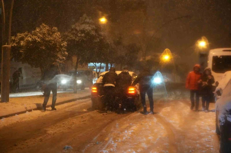 Samsun’da yoğun kar yağışı sürücülere zor anlar yaşattı