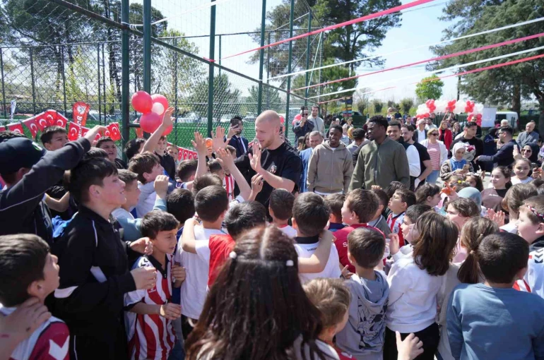 Samsunsporlu futbolcular, 23 Nisan’ı çocuklarla birlikte kutladı 