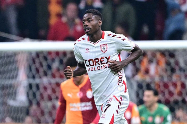 Samsunsporlu futbolcunun otomobili alev topuna döndü