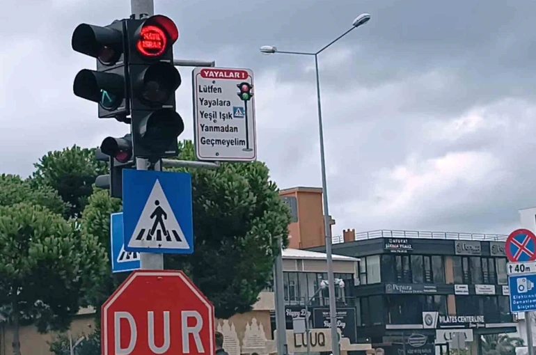 Samsun’un trafik lambaları ‘Özgür Filistin’ diye yanıyor 